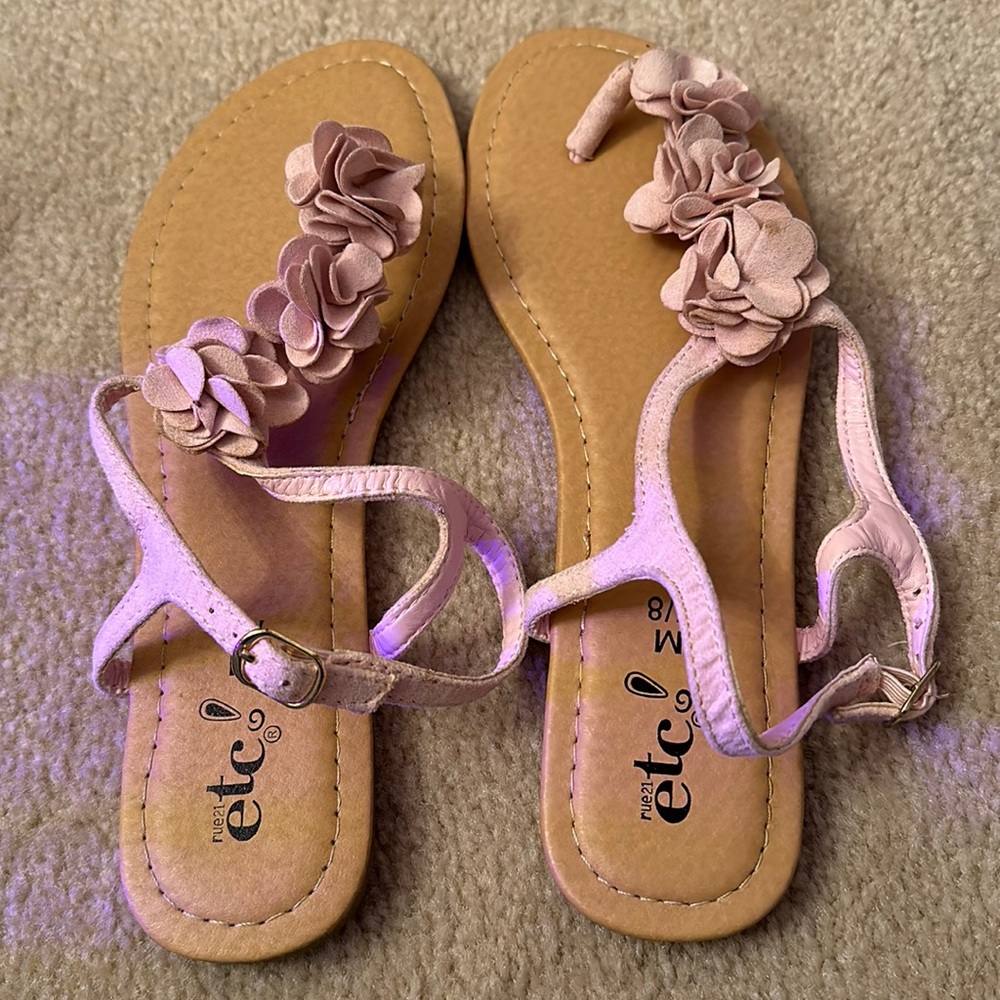 Unused pink flower sandals. Size 7/8